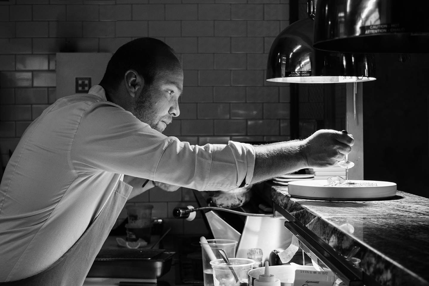 El chef Edgar Delgado dentro de la cocina del restaurante Sonia, en la Ciudad de México.