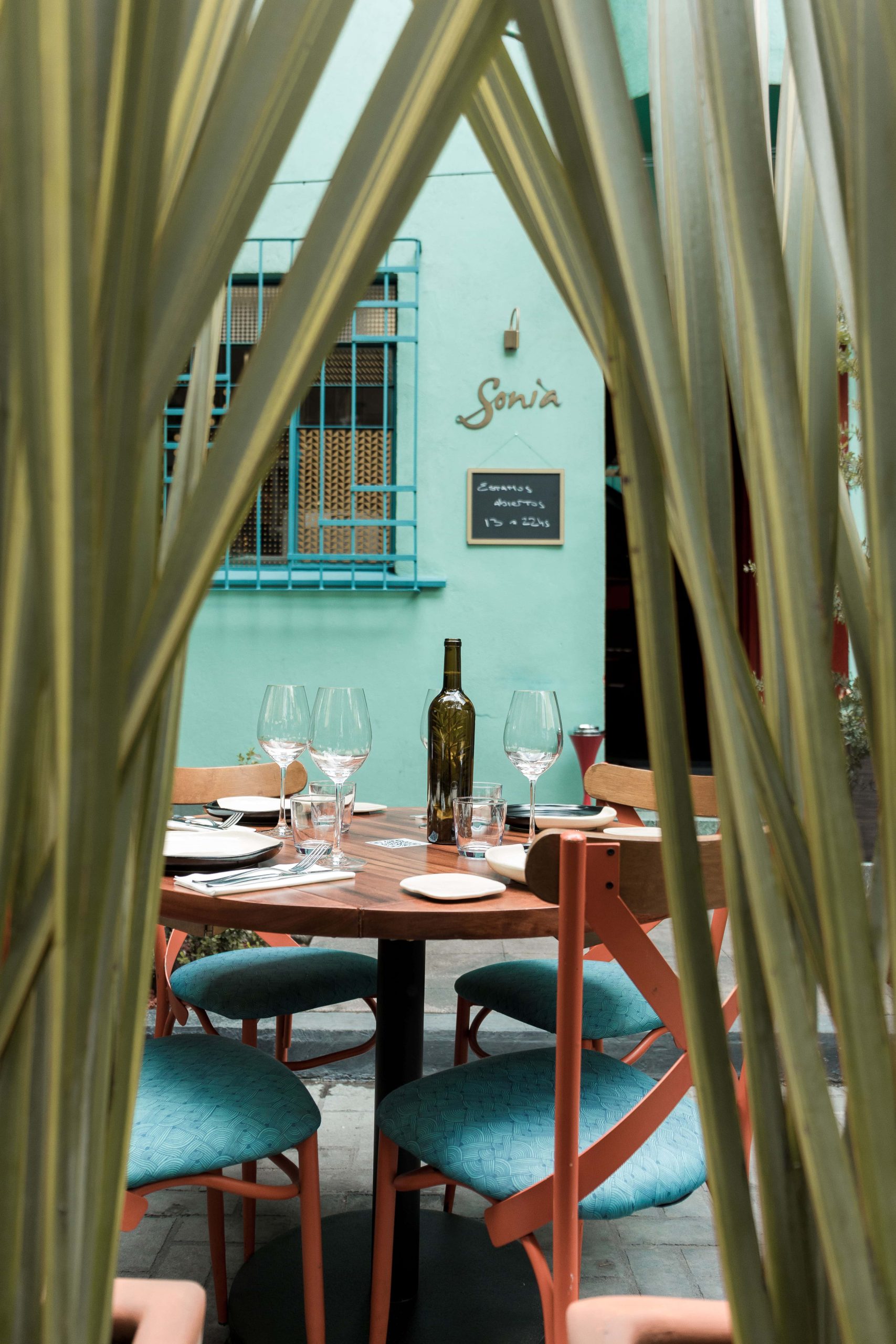 Mesa de madera en la terraza exterior del restaurante Sonia, en la Ciudad de México.