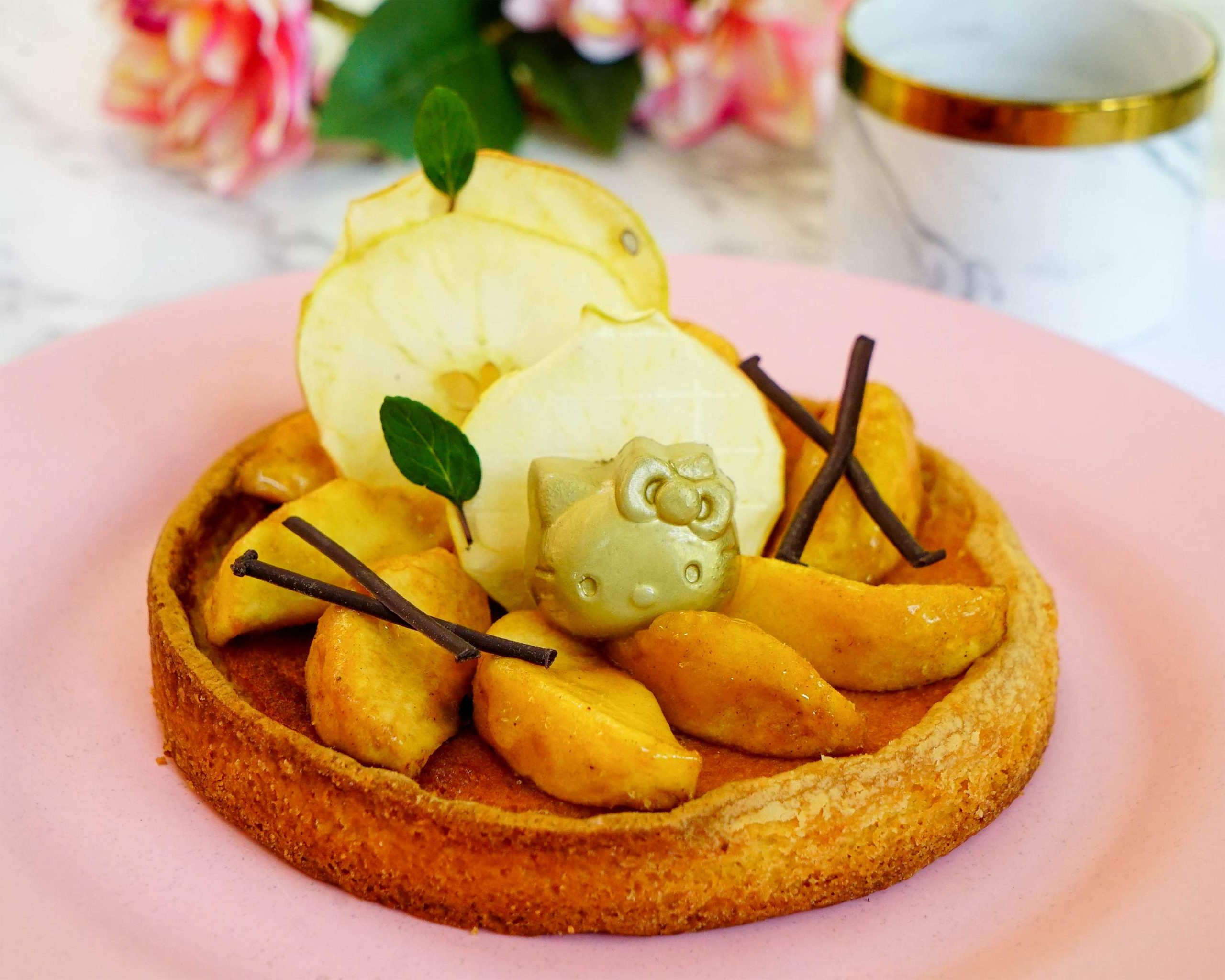 Tarta de manzana sobre plato rosa decorada con Hello Kitty en Hello Kitty Café, Ciudad de México.