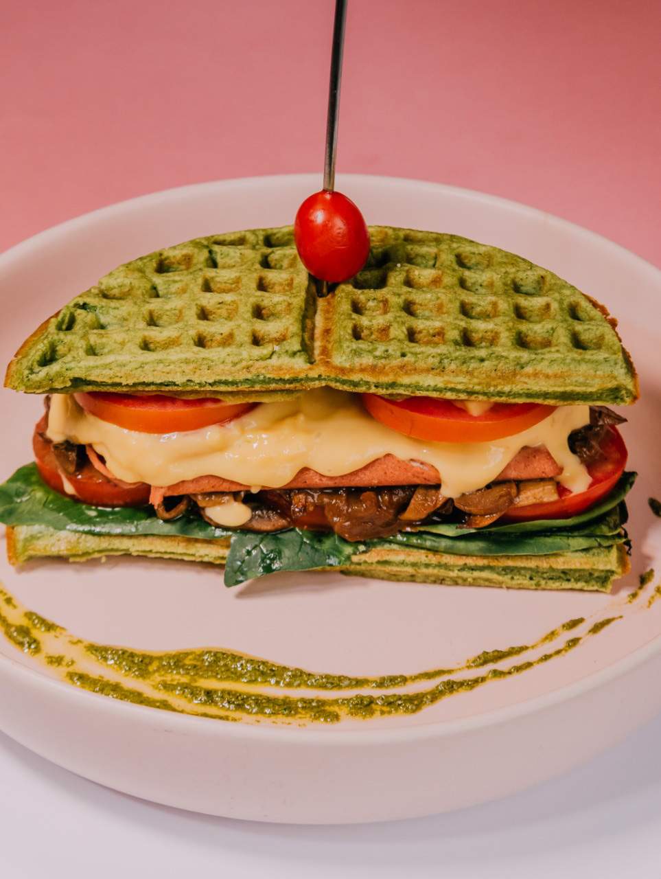 Sandwich Chewbacca en el restaurante Vegamo, Ciudad de México, servido con pan de waffle a base de aguacate y espinaca.