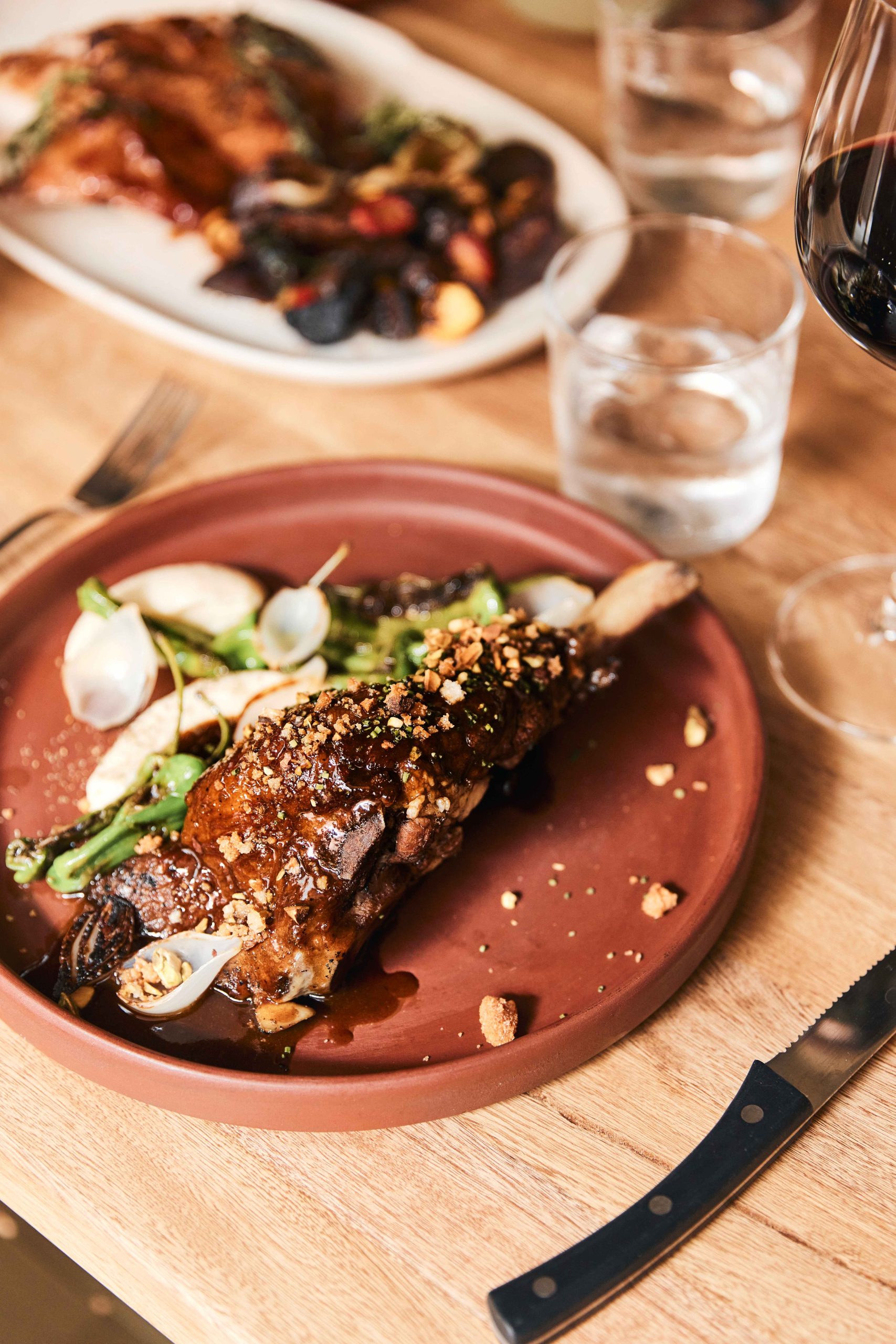 Plato de barro con un short rib de larga cocción de Auna.