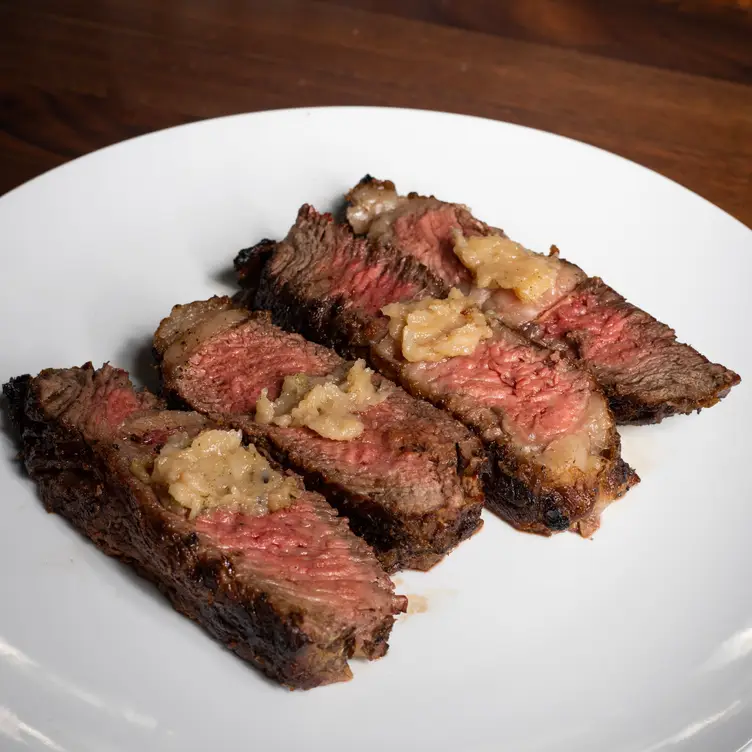 Un plato con pedazos de carne cocida en La Nacional - San Jerónimo, uno de los mejores restaurantes en Monterrey