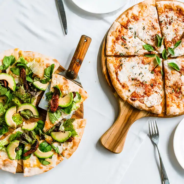 Dos pizzas, parte del menú en Carolo Carso, uno de los mejores restaurantes para la cena de navidad en la CDMX.