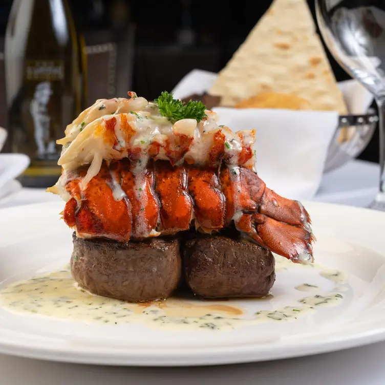 Un corte de carne con langosta encima de The Capital Grille, uno de los mejores restaurantes en CDMX.