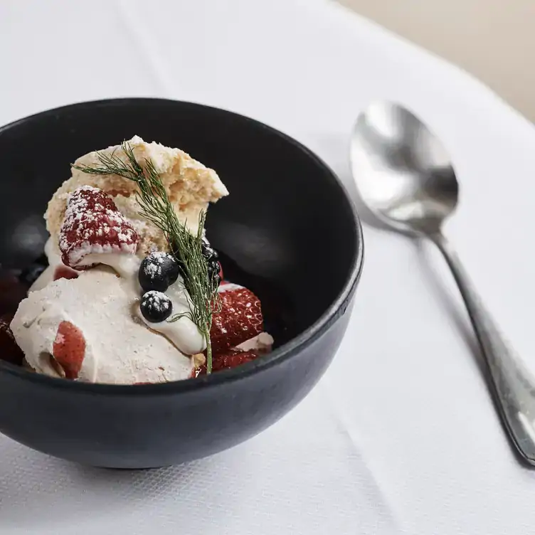 Una pavlova crocante con merengue y frutos rojos.