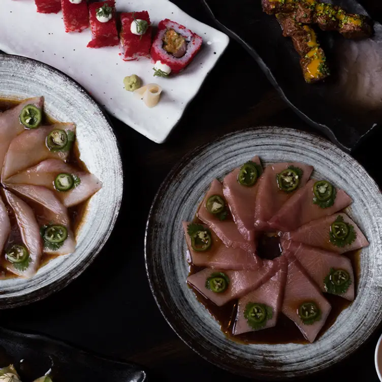 Diferentes platos con pescado y rollos de arroz en Señor Tanaka, uno de los mejores restaurantes de comida japonesa en Monterrey