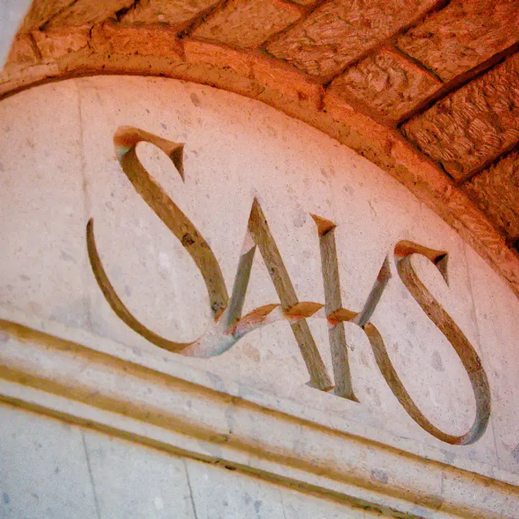 Logo de Saks grabado en piedra a bajorrelieve en la entrada de Saks, uno de los mejores restaurantes para desayunar en CDMX.