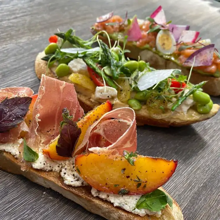 Tres toast con una variedad de ingredientes premium en Rocasal, uno de los mejores restaurantes para la cena de navidad en la CDMX.