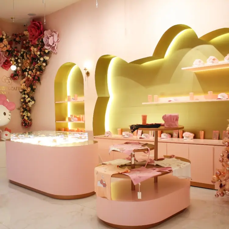 Interior de Hello Kitty Café en CDMX