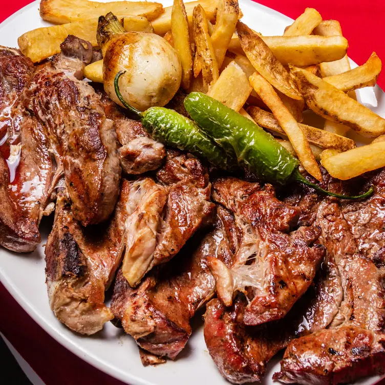 Un corte de carne con chiles toreados y papas fritas en El Gaucho, uno de los mejores restaurantes en Monterrey