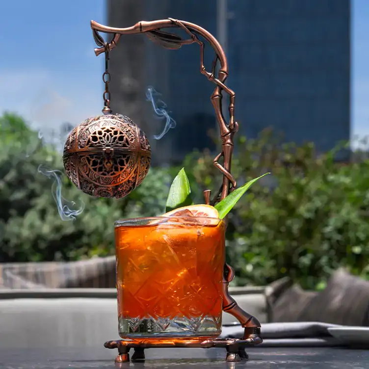 Un coctel de autor, parte de la carta de mixología en Prime Steak Club, uno de los mejores restaurantes para la cena de navidad en la CDMX.