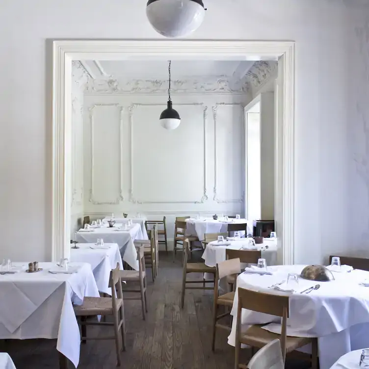 Vista al comedor con decoración en tonos neutros de Casa Virginia, uno de los mejores restaurantes para la cena de navidad en la CDMX.