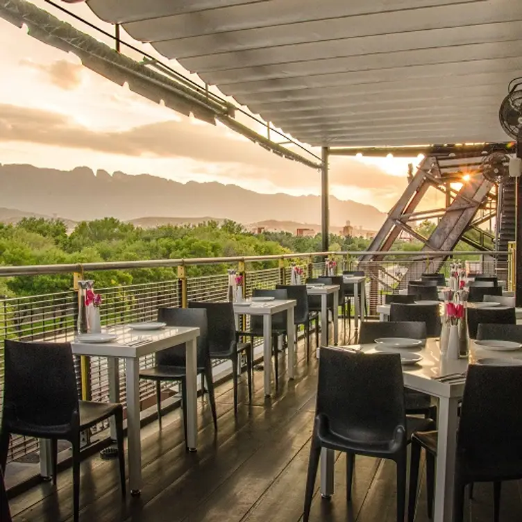 Vista desde la terraza hacia el parque y las montañas en El Lingote, uno de los mejores restaurantes en Monterrey