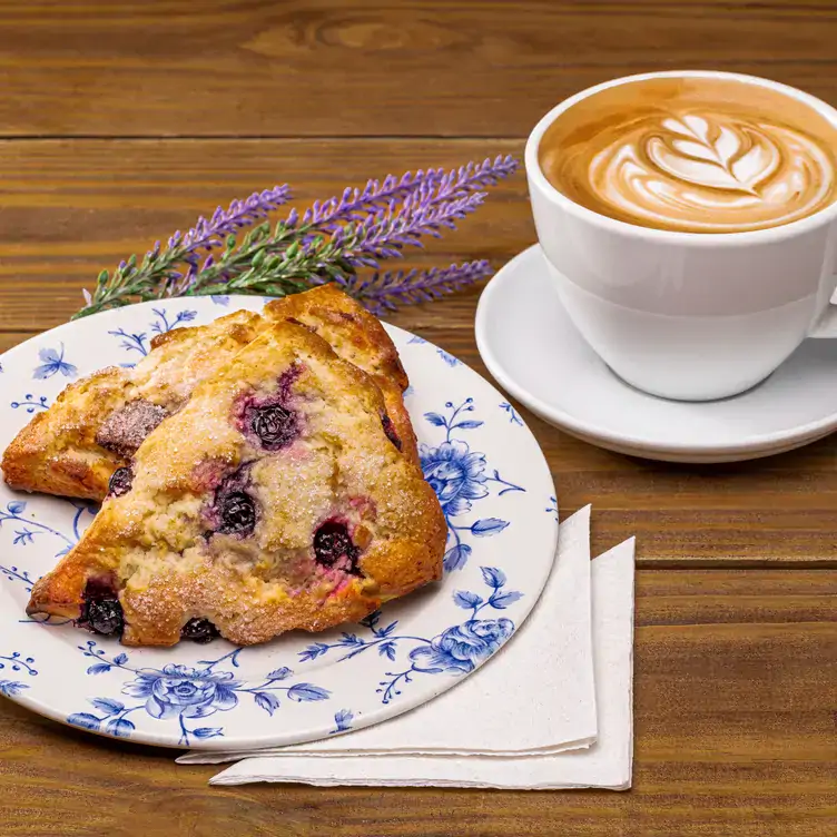 Unos scones de blueberry y un capuchino en Café C, uno de los mejores restaurantes para desayunar en la CDMX.