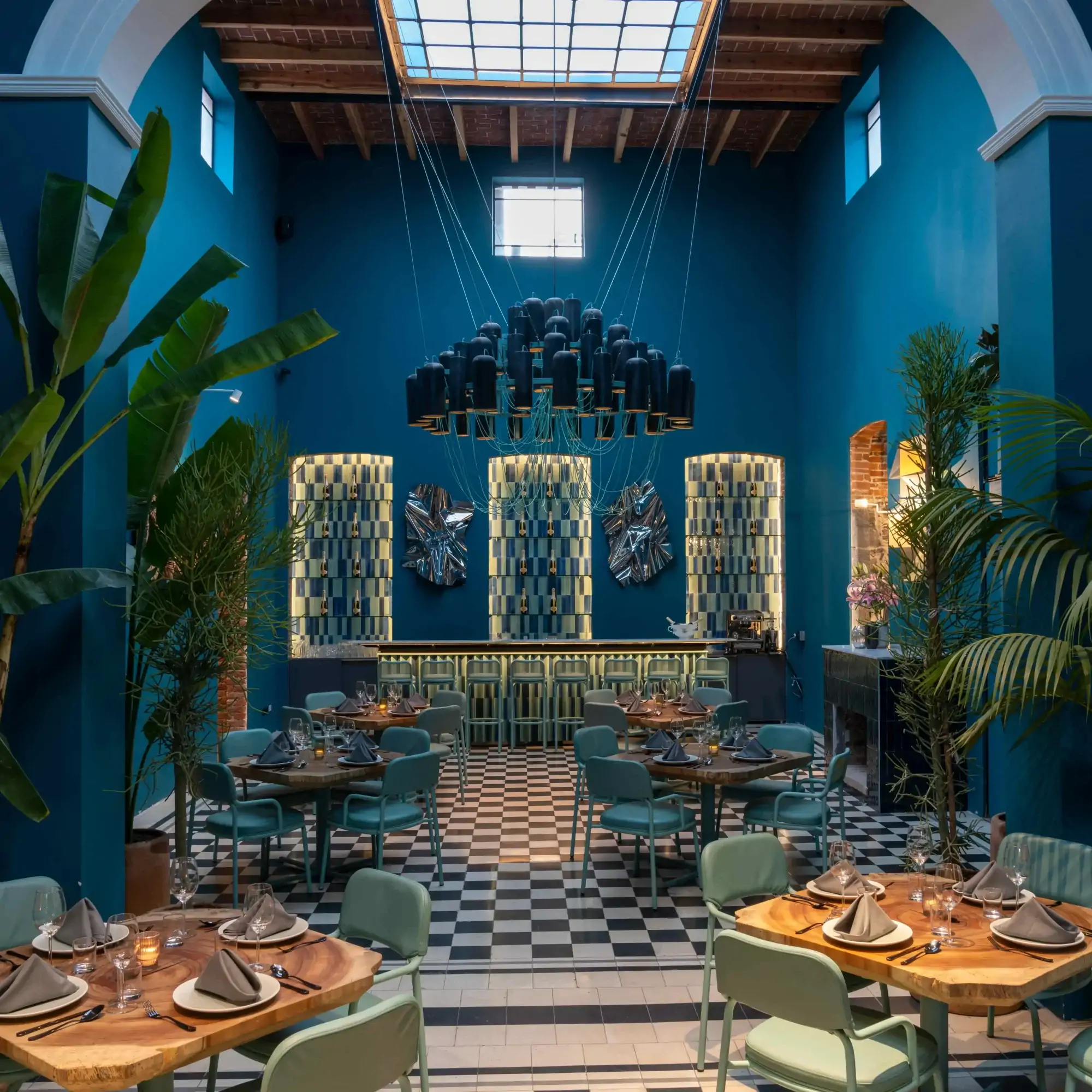 Vista del interior de color turquesa en Magda, uno de los mejores restaurantes para la cena de navidad en la CDMX.