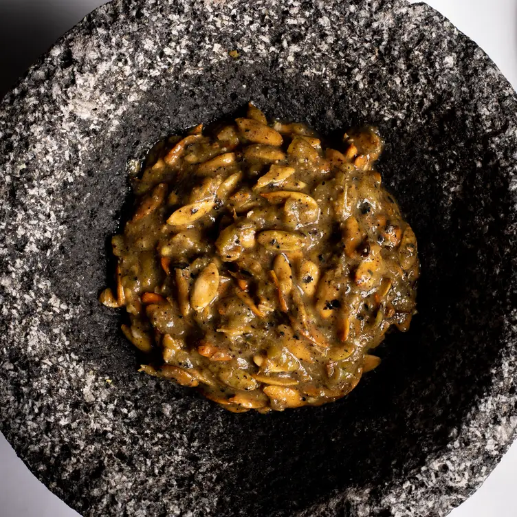 Un molcajete con salsa verde en La Nacional - San Jerónimo, uno de los mejores restaurantes regios de Monterrey