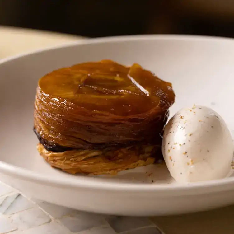 Un postre parte del menú en Corsi, uno de los mejores restaurantes para la cena de navidad en la CDMX.