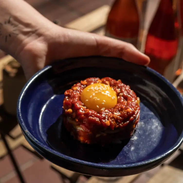 Platillos como el yokhoe demuestran la autenticidad culinaria de Dooriban, uno de los mejores restaurantes en CDMX de cocina coreana.