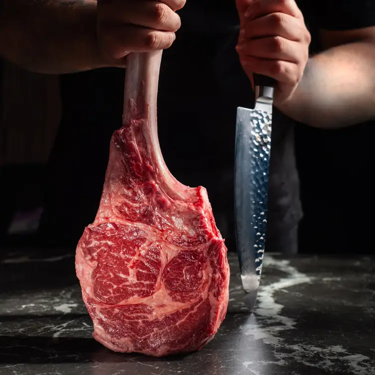 Un corte de carne listo para ser cocinado en Sonora Prime, uno de los mejores restaurantes de cortes en CDMX.