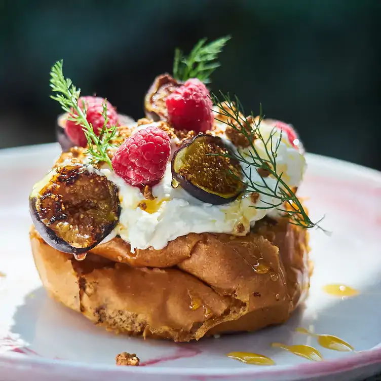 Un pan de yema decorado con higos y frambuesas en Magda, uno de los mejores restaurantes para la cena de navidad en la CDMX.