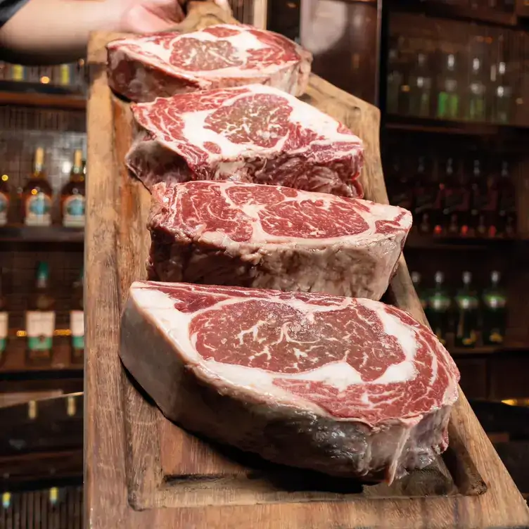 Tres cortes de carne frescos en Prime Steak Club, uno de los mejores restaurantes para la cena de navidad en la CDMX.