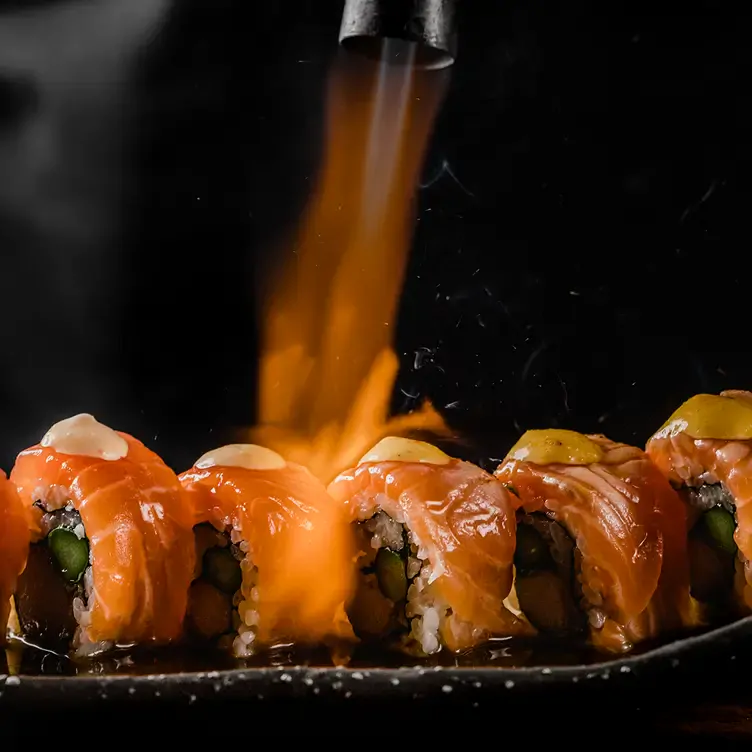 Un rollo maki en Hotaru, uno de los mejores restaurantes japoneses en Puebla.