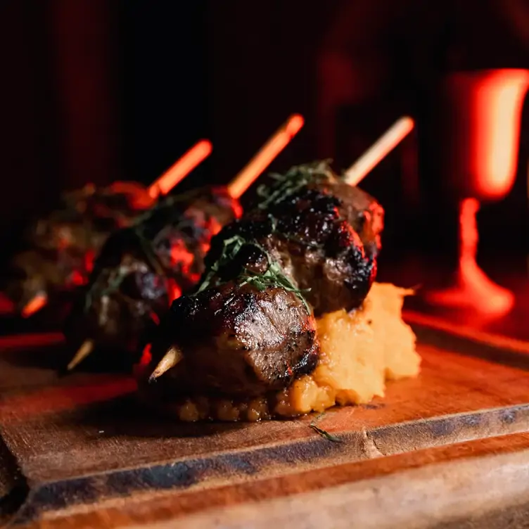 Pinchos de corte de carne con cama de puré en Flamel, uno de los mejores restaurantes en Mérida.