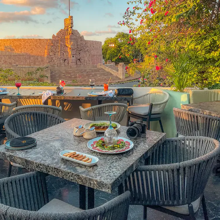 Vista de la terraza hacia una glorieta en Emplumado, uno de los mejores restaurantes románticos en Mérida.