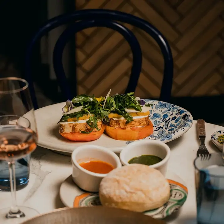 Una mesa servida con platillos, pan y copas en Cello Cucina Italiana, una de las mejores opciones románticas en Puebla.