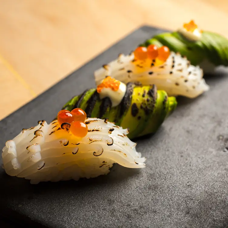 La creatividad gastronómica detrás de los nigiris hace de Yoru Handroll And Sushi Bar uno de los mejores restaurantes en CDMX de cocina japonesa.