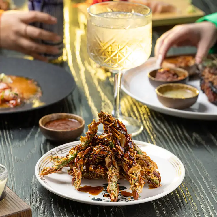 Una mesa con varios platillos y bebidas servidas en Animal Puebla - Angelópolis, uno de los mejores restaurantes románticos en Puebla.