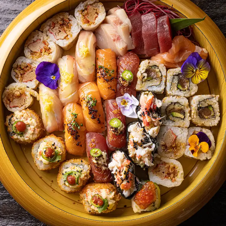 Diversos platillos de comida japonesa en Animal Puebla - Angelópolis, uno de los mejores restaurantes de la ciudad.