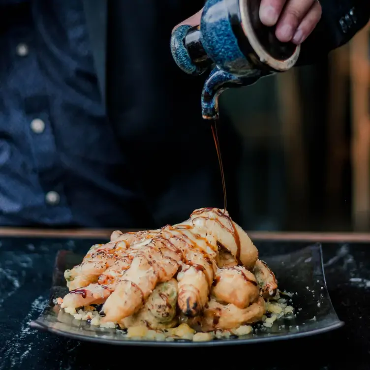 Un platillo bañado en salsa de soya en Shiruchi XO, uno de los mejores restaurantes en Puebla.