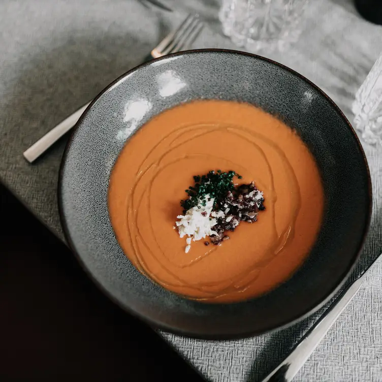 Historia y tradición convergen en la receta del salmorejo cordobés, protagonista en el menú de Castizo, uno de los mejores restaurantes españoles en CDMX.