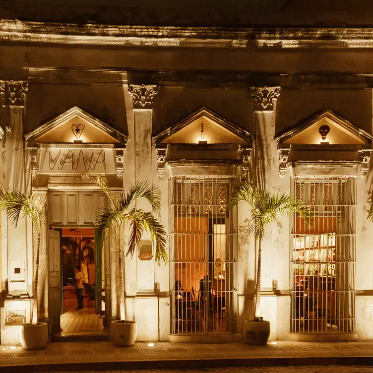 Fachada de piedra estilo colonial de Vana, uno de los mejores restaurantes en Mérida