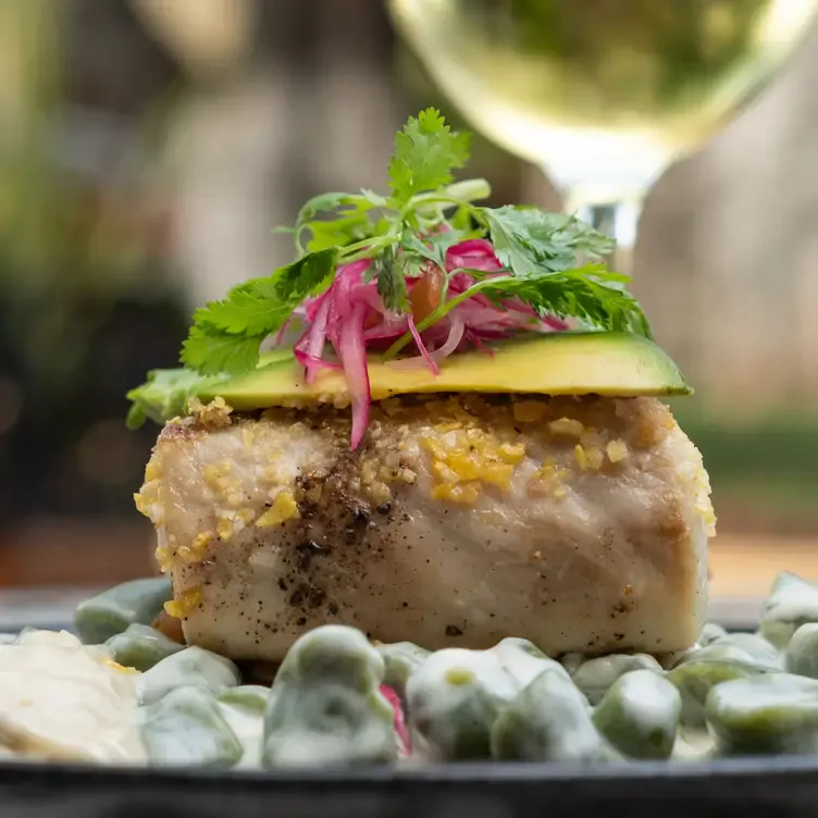 Un platillo con vegetales y salsa en Apoala, uno de los mejores restaurantes de comida oaxaqueña en Mérida.