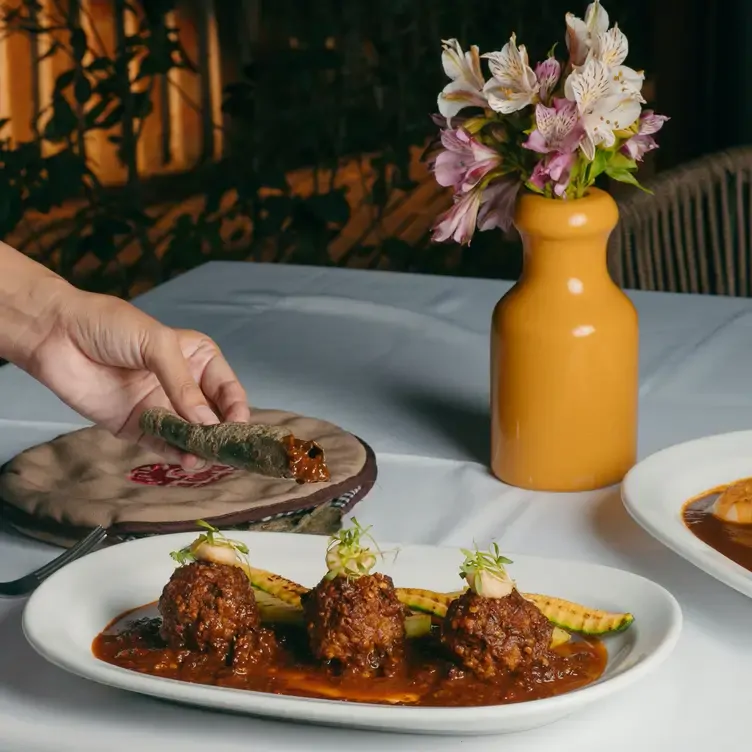 Un platillo de carne acompañado por tortillas en La Noria, uno de los mejores restaurantes románticos en Puebla.