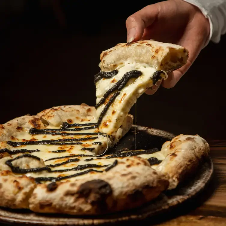 Pizzas como de salsa blanca con tapenade de aceituna en Sotto Ristorante, uno de los mejores restaurantes románticos en Querétaro