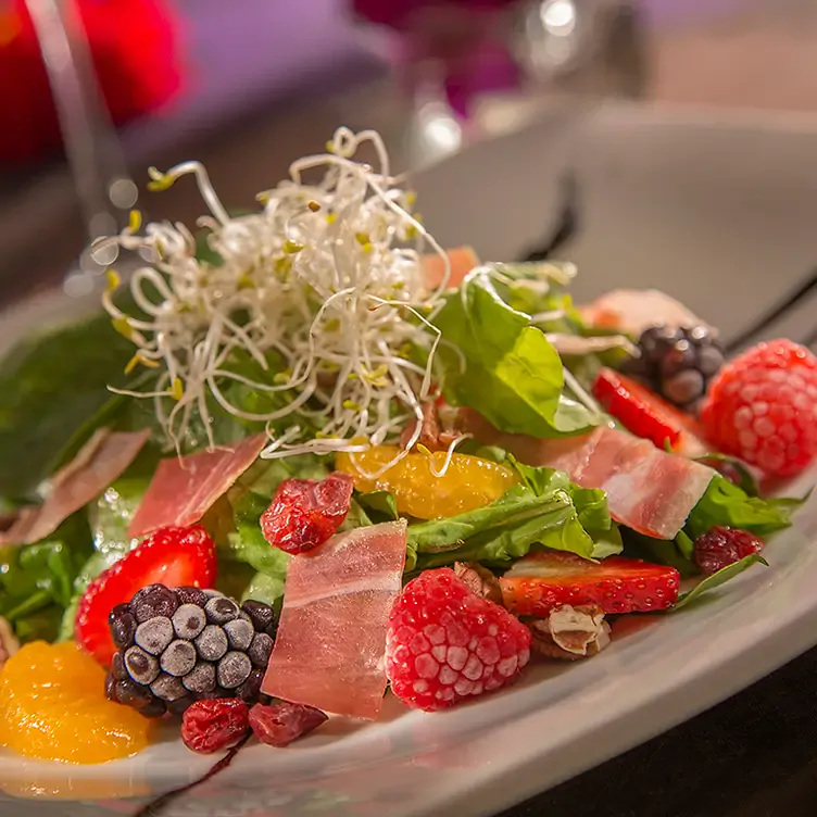 Una ensalada con una diversa combinación de vegetales en Ciudad Sagrada, uno de los mejores restaurantes en Puebla.