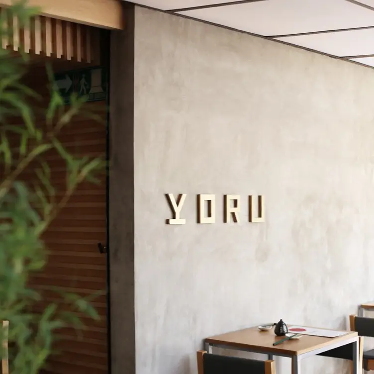 De personalidad simple pero moderna, las puertas de Yoru Handroll And Sushi Bar están abiertas a expertos y aficionados de la gastronomía nipona.