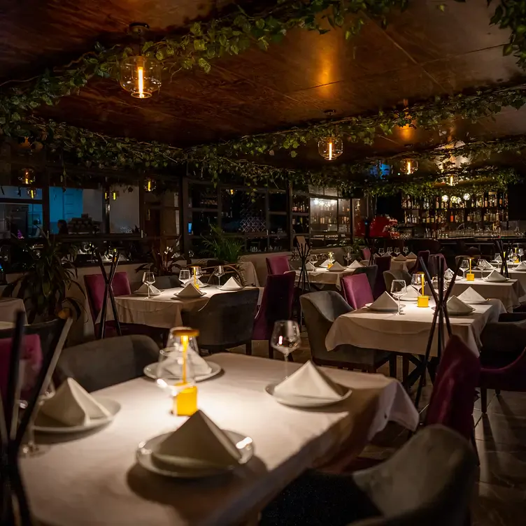 Interior de La Terrace by Cantón, uno de los mejores restaurantes románticos en Puebla.