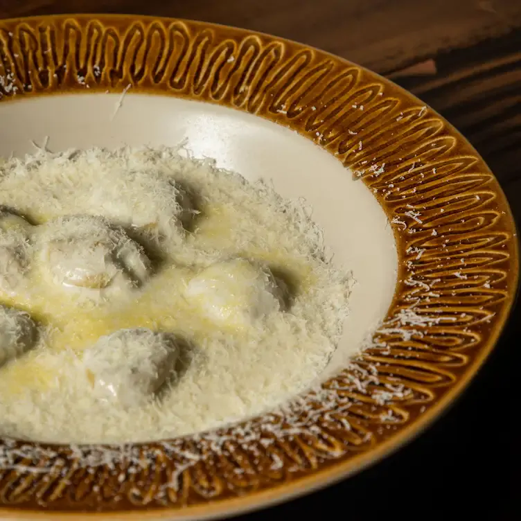 Ravioli de hongos en salsa de quesos en Sotto Ristorante como uno de los mejores restaurantes en Querétaro