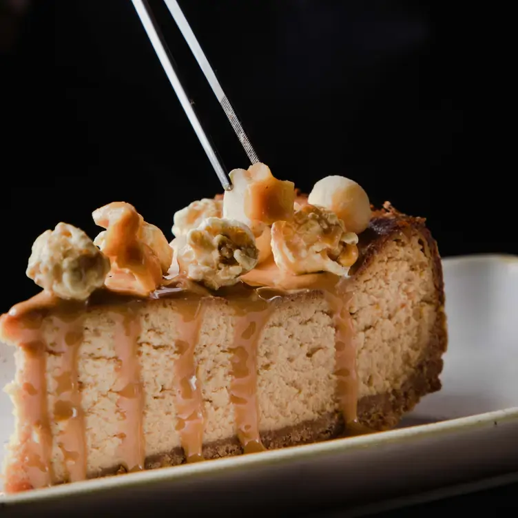 Un pastel con cajeta en Hotaru, uno de los mejores restaurantes en Puebla.