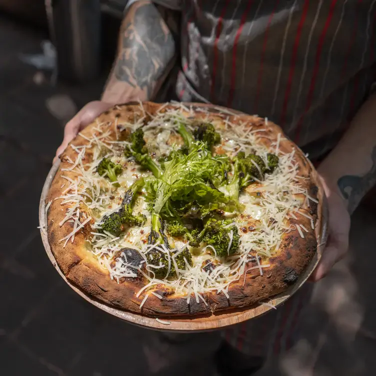 La broccolini es la opción ideal para quienes buscan una alternativa vegetariana en Coppola, una de las mejores pizzerías en CDMX.