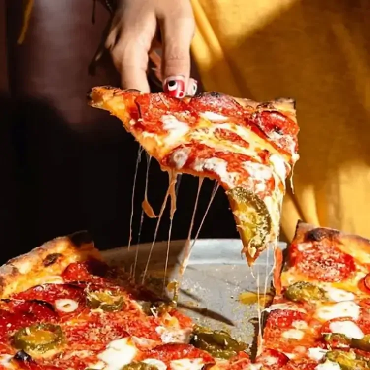 Fermentada naturalmente, la masa madre presente en cada receta es lo que hace de Fabiana's Sourdough Pizzeria una de las mejores pizzas en CDMX.