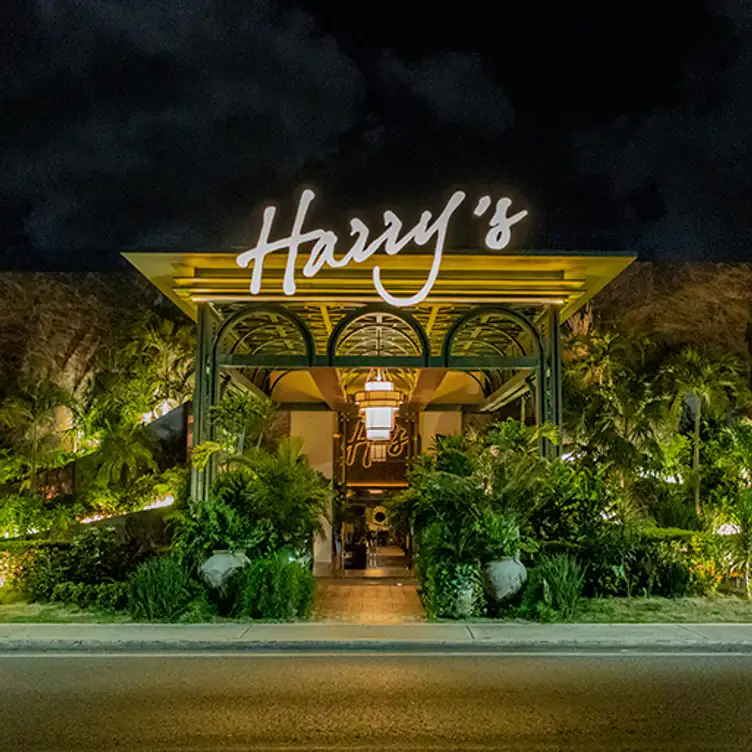 De un diseño equilibrado, su fachada invita a adentrarse en la atmósfera de Harry’s Prime Steakhouse & Raw Bar, uno de los mejores restaurantes en Cancún.