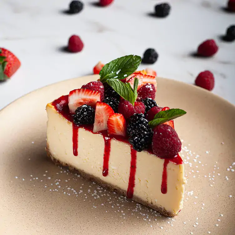 Cubierto de cuolis de frutos rojos, frambuesas, zarzamoras y fresas, el cheesecake de Sonora Prime es otra de las razones para colocarlo como uno de los mejores restaurantes en Puebla.