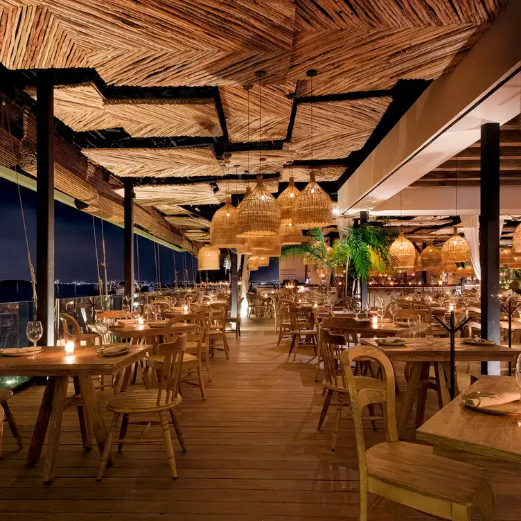 De un estilo fresco y tropical, los espacios de Chambao lo ubican como uno de los mejores restaurantes en Cancún.