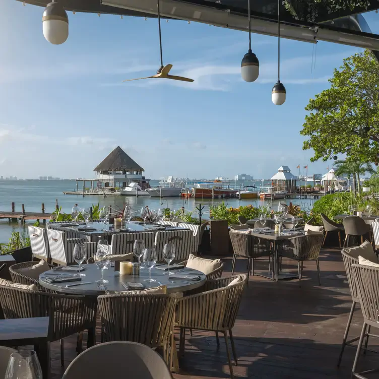 Un interiorismo sobrio pero elegante combina a la perfección con las panorámicas de Porfirio’s, uno de los mejores restaurantes en Cancún.