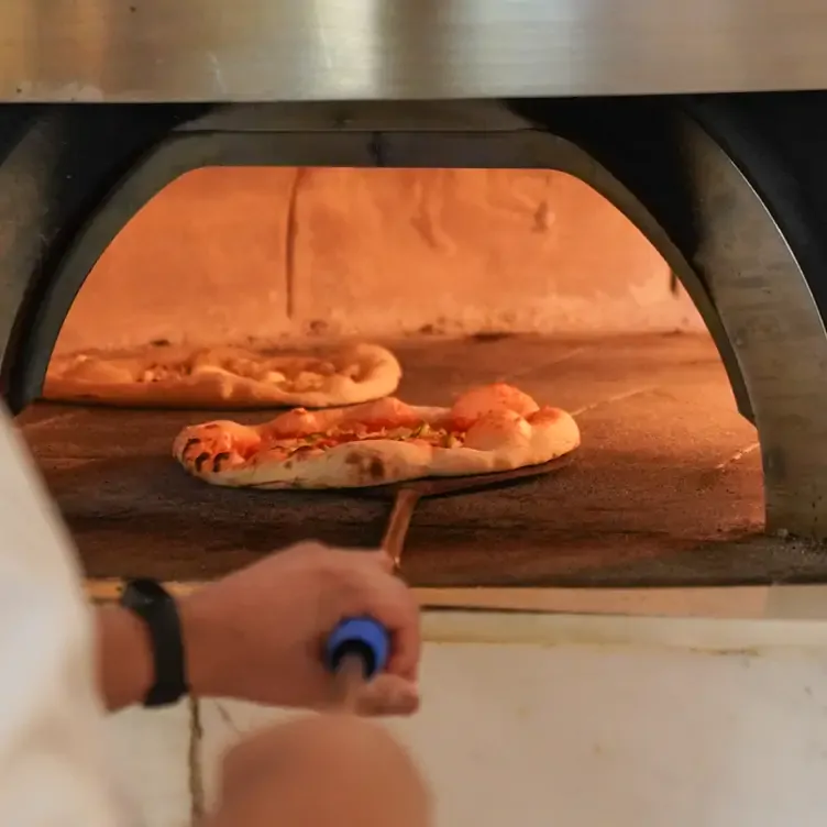 Gracias al horno de leña, la especialidad de la casa hace de Pizzería della Madonna uno de los mejores restaurantes de pizza en CDMX.